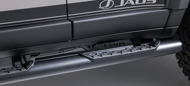 Detalle del estribo JAOS en Toyota Land Cruiser 2024, realzando su aspecto off-road.