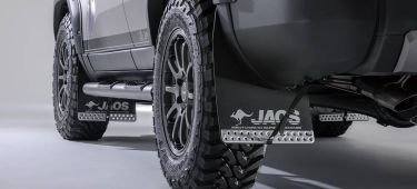 Vista parcial Toyota Land Cruiser con kit JAOS, destacando llantas y estribos.