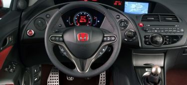 Vista del volante e instrumentos digitales del Honda Civic, con diseño ergonómico y moderno.