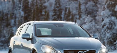 Vista frontal y lateral de un Volvo V60 D6 Plug-in Hybrid en un entorno nevado.