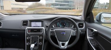 Vista del interior del Volvo V60 D6 PHEV mostrando volante y consola central.