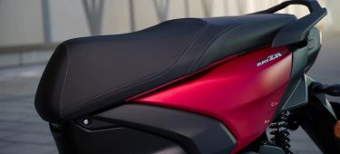Vista lateral del asiento de la Yamaha RayZR 2024, con acabados en colores contrastantes.