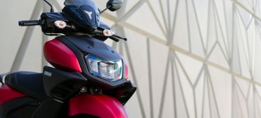 Vista frontal del Yamaha RayZR 2024 destacando su diseño agresivo y faros LED.