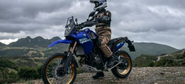 Piloto equipado montando una Yamaha Ténéré 700 en terreno montañoso, demostrando su capacidad off-road.