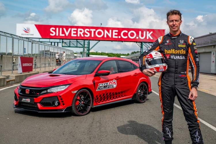 134326 Three In Three For Type R British Touring Car Champion Matt Neal Takes