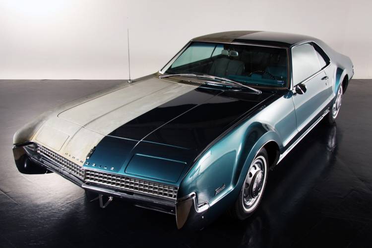 1967 Oldsmobile Toronado Half and Half por Precision Restorations 1967 Oldsmobile Toronado Half and Half por Precision Restorations