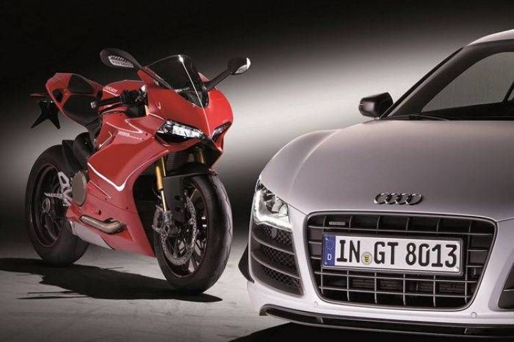 Die AUDI AG uebernimmt den traditionsreichen italienischen Hersteller von Sportmotorraedern Ducati Motor Holding S.p.A. mit Firmensitz in Bologna. Die Uebernahme soll schnellstmoeglich nach der kartellrechtlichen Freigabe erfolgen./Im Bild: Ducati 1199 Panigale S und Audi R8 GT Die AUDI AG uebernimmt den traditionsreichen italienischen Hersteller von Sportmotorraedern Ducati Motor Holding S.p.A. mit Firmensitz in Bologna. Die Uebernahme soll schnellstmoeglich nach der kartellrechtlichen Freigabe erfolgen./Im Bild: Ducati 1199 Panigale S und Audi R8 GT
