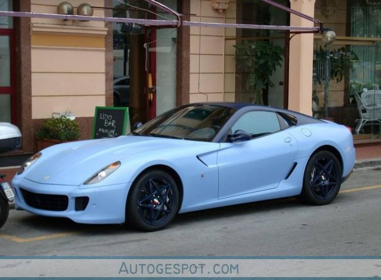 El Ferrari 599 GTB Fiorano de Lapo Elkann es azul y vaquero El Ferrari 599 GTB Fiorano de Lapo Elkann es azul y vaquero