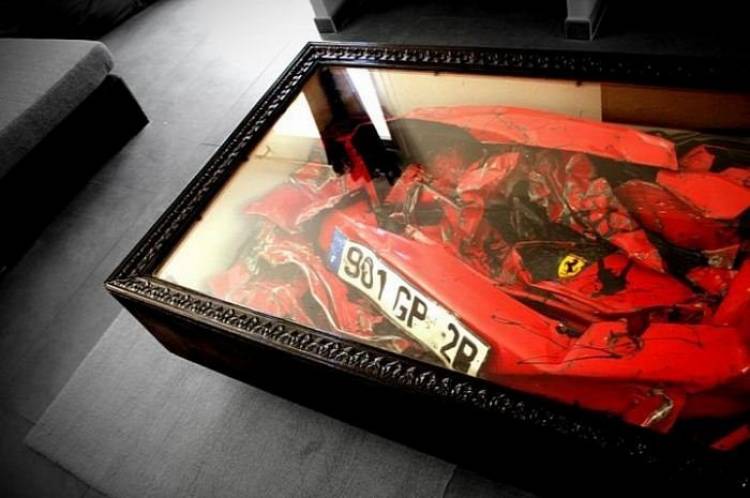 Mesa para salón con un Ferrari siniestrado en su interior, por Charly Molinelli Mesa para salón con un Ferrari siniestrado en su interior, por Charly Molinelli