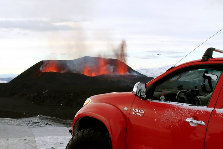 Top Gear sube a un volcán islandés, entra en erupción horas después