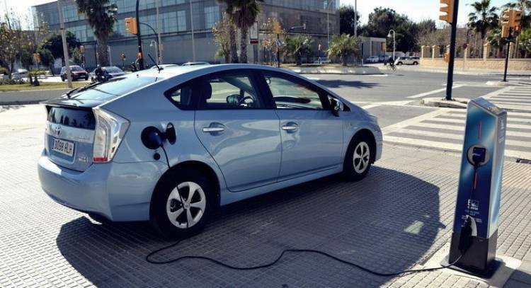 Toyota-Prius-PHEV-DM-260213-E-02-dm-700px-1