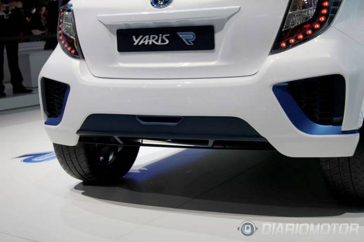 Toyota_Yaris_Hybrid-R-008