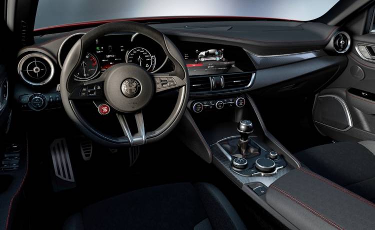 alfa-romeo-giulia-interior-260615-00