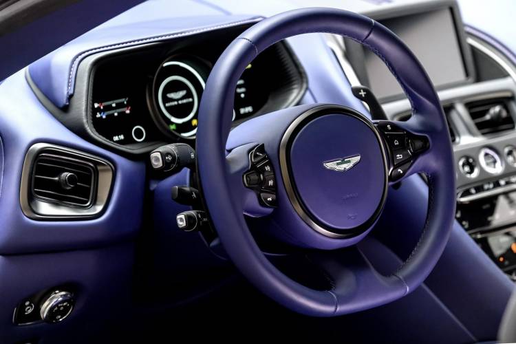 aston-martin-db11-v8-0617-007_750x.jpg