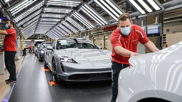 Audi Ayuda Porsche Taycan Produccion Fabrica 01