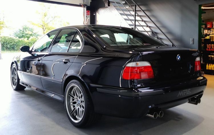 BMW M5 W10