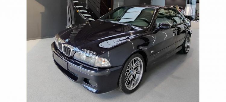 Por qué demonios este BMW M5 E39 motor W10? Diariomotor