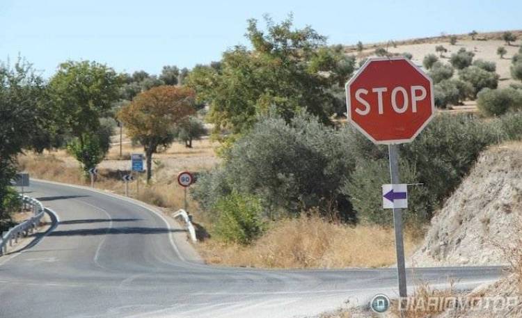 carretera-cruce-senhal-stop-p1 carretera-cruce-senhal-stop-p1