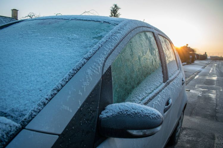 How to remove ice windshield car 02