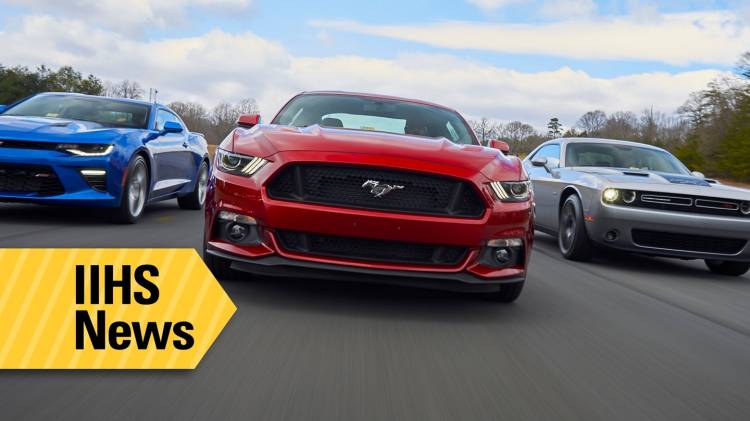 crash-test-muscle-car-iihs-2016-01 crash-test-muscle-car-iihs-2016-01