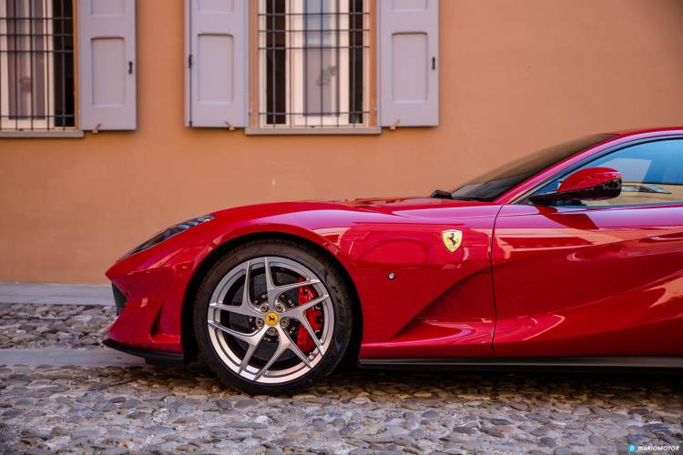 ferrari-812-superfast-exterior-mdm-00038_750x.jpg