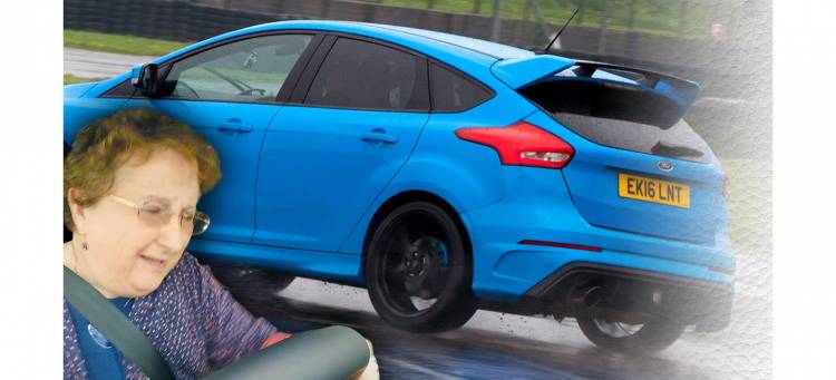 ford-focus-rs-video-abuela