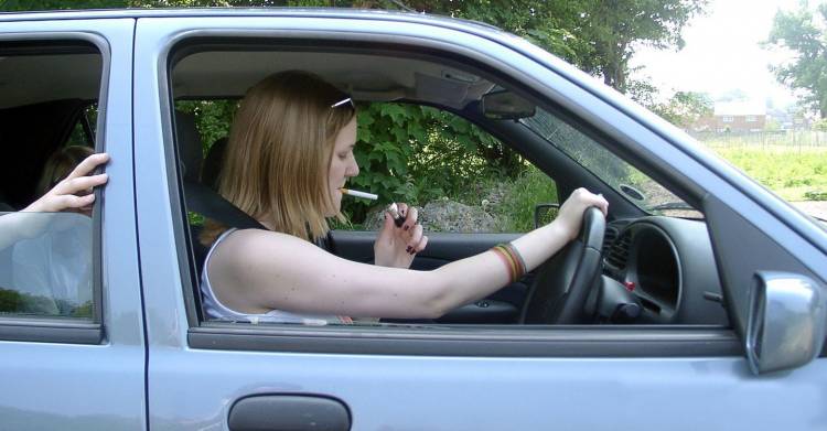fumar-coche-1 fumar-coche-1
