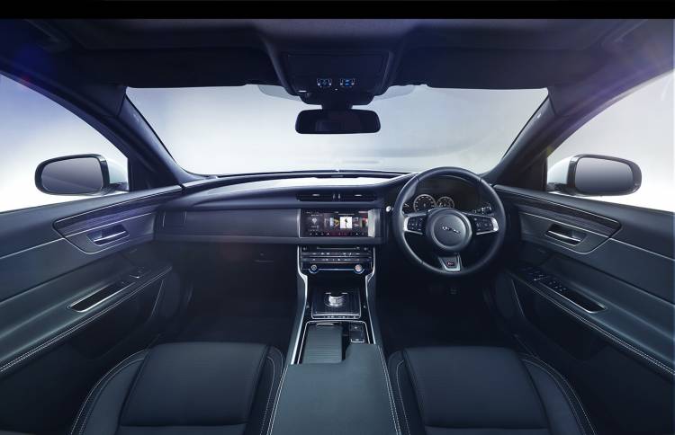 jaguar-xf-2015-18-1440px