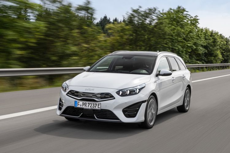 Kia Ceed 2022 Offer December 2021 11 Exterior Tourer 34 Front Dynamics