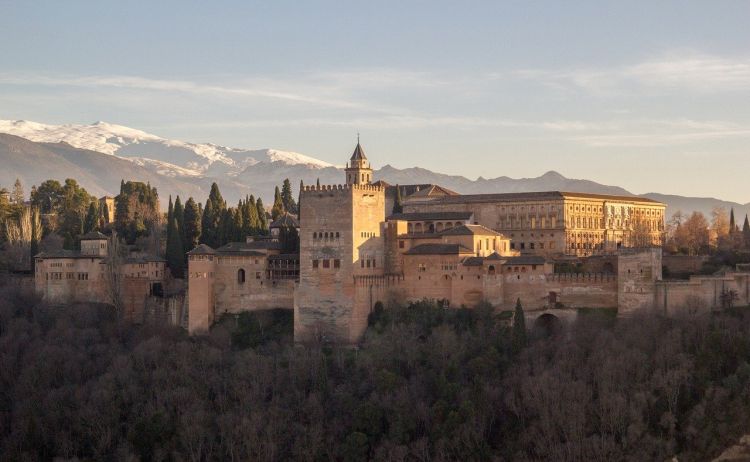 La Alhambra Con Sierra Nevada Al Fondo