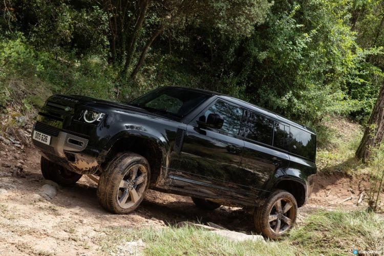 Prueba Land Rover Defender V8, PHEV y D300: Superman (volando) Iron man ...