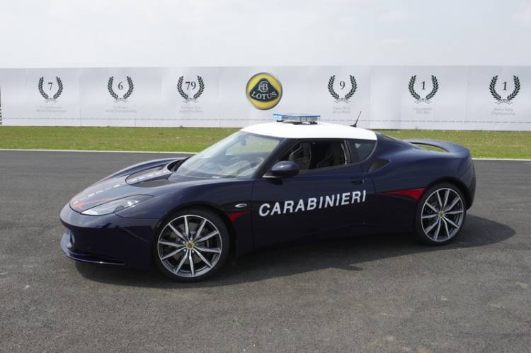 lotus-evora-carabinieri---3-4-side---hethel-uk.800x-1
