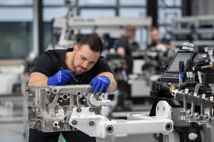 Neuer Mercedes Amg Vierzylinder Turbomotor Aus Hochmoderner Fertigung: Der Stärkste Serien Vierzylinder Der Welt, Made In Affalterbach New Mercedes Amg Four Cylinder Turbo Engine From Ultra Modern Production: The World's Most Powerful Four Cylinder Engin Neuer Mercedes Amg Vierzylinder Turbomotor Aus Hochmoderner Fertigung: Der Stärkste Serien Vierzylinder Der Welt, Made In Affalterbach New Mercedes Amg Four Cylinder Turbo Engine From Ultra Modern Production: The World's Most Powerful Four Cylinder Engin