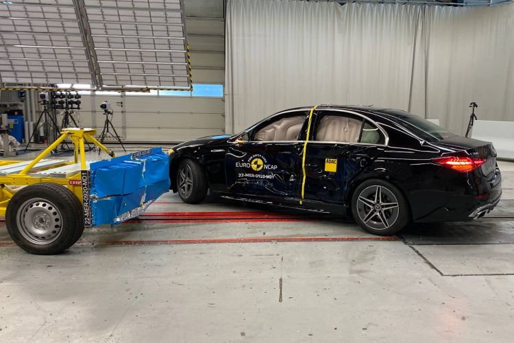 Mercedes C-Class Crash Test 02