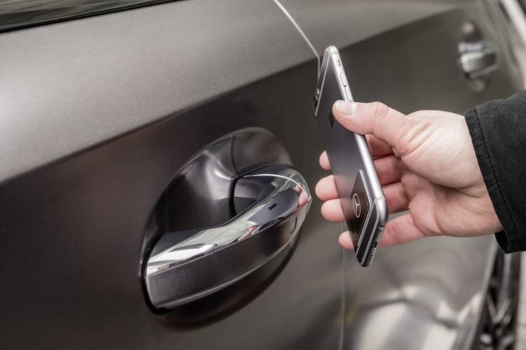 Privates Car Sharing und Digitaler Fahrzeugschlüssel: Die neue A-Klasse: mit Freunden teilen, berührungslos öffnen