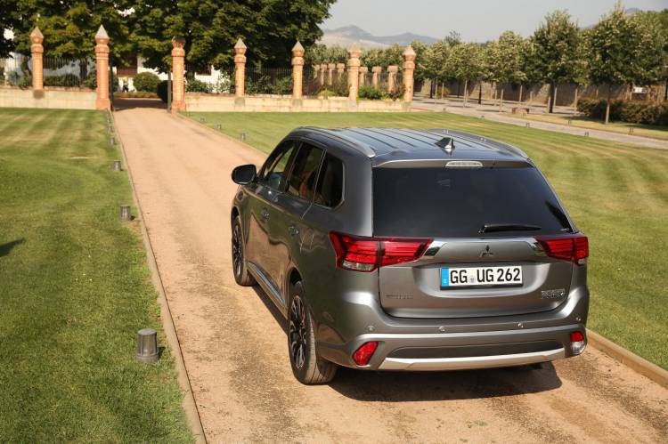 mitsubishi_outlander_PHEV_2016_DM_12