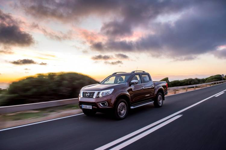 nissan-np300-navara-131115-06