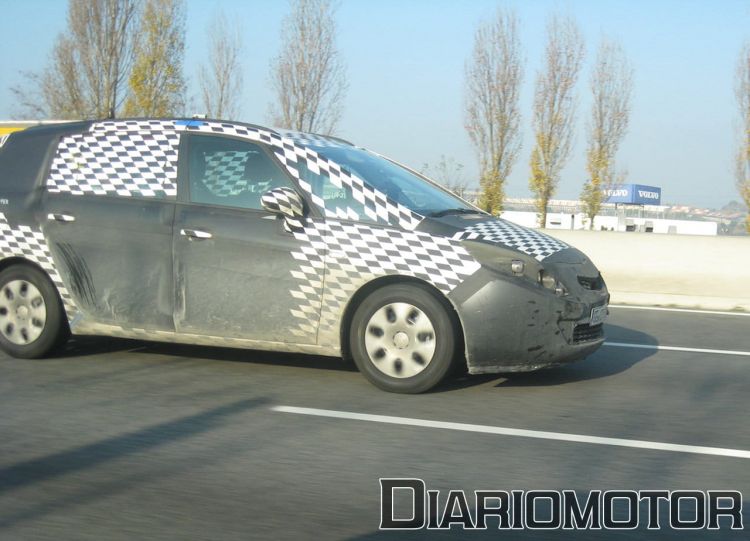 Foto espía del Opel Zafira 2011 en España