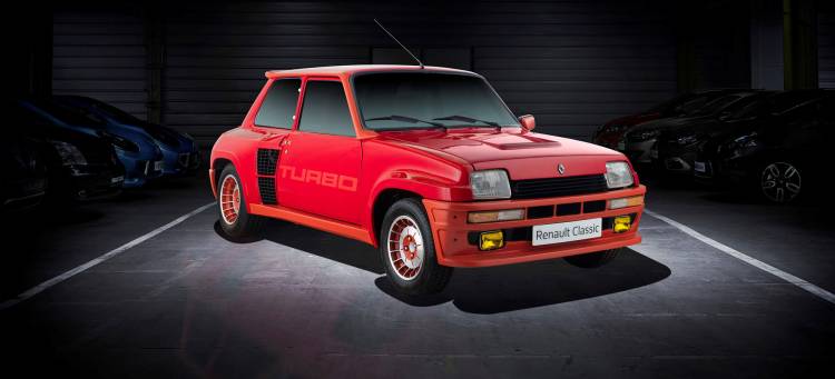  Renault homenajea a sus turbo con   coches clásicos