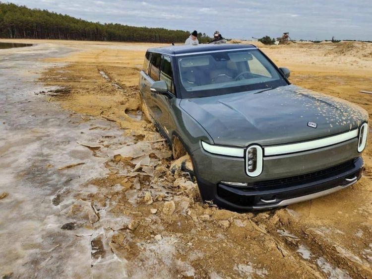 Rivian R1s Stuck Off Road 1