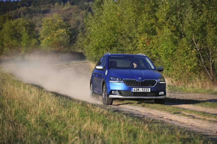 Skoda Fabia Scout Campo Offroad Azu Movimiento Skoda Fabia Scout Campo Offroad Azu Movimiento