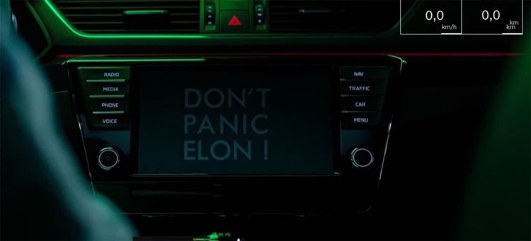 skoda_superb_marte_tesla_video