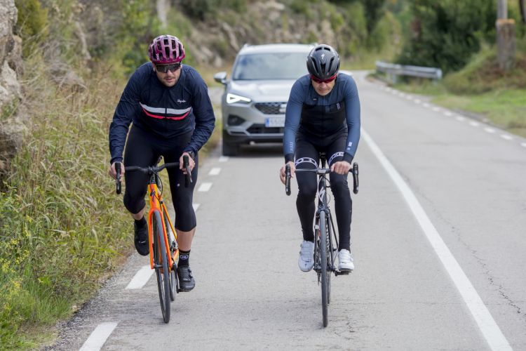 Supposed Overtaking Cyclist Continuous Line Prohibited 01