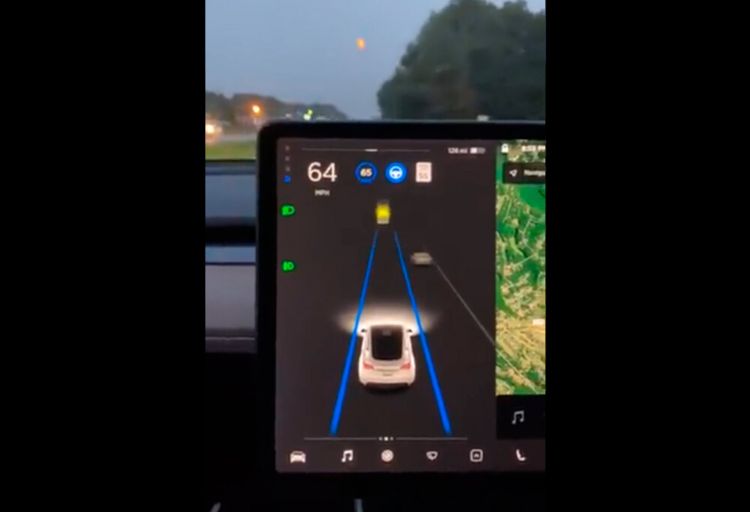 Tesla Confunde Luna Luz Semaforo Tesla Confunde Luna Luz Semaforo