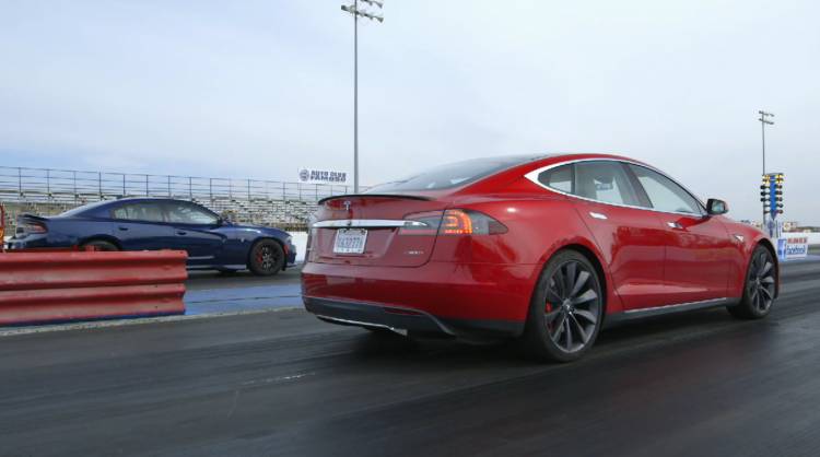 tesla-model-s-dodge-charger-srt-hellcat-300415-00 tesla-model-s-dodge-charger-srt-hellcat-300415-00