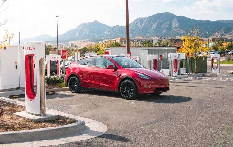 Tesla Model Y Supercharger 01