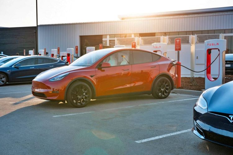 Tesla Model Y Supercharger 02