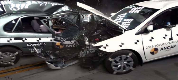 toyota-auris-corolla-crash-test toyota-auris-corolla-crash-test