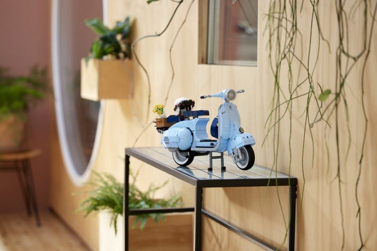 Vespa 125 Lego 4