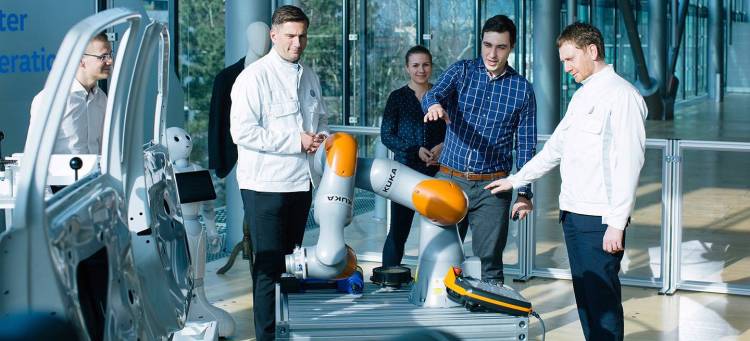 Innovative Sensorjacke trainiert Industrieroboter: Gl‰serne Manufaktur vereinbart Zusammenarbeit mit Dresdner Startup Wandelbots Innovative Sensorjacke trainiert Industrieroboter: Gl‰serne Manufaktur vereinbart Zusammenarbeit mit Dresdner Startup Wandelbots